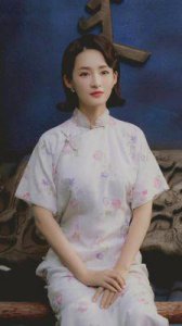​恭喜！香港女星婚姻跨越七年之痒，携手大24岁头发花白练马师
