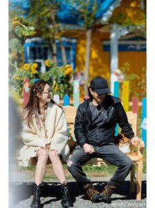 ​55岁吕颂贤近照曝光，藏11年妻子竟是熟面孔！