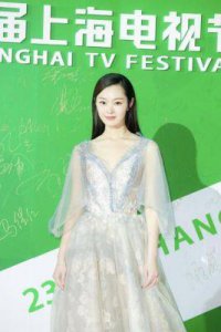 ​宋轶：从“小透明”到时尚女神，35岁依然迷人驾驭大胆穿搭