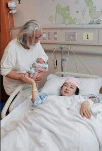 ​杜星霖喜迎爱女，73岁张纪中再度当父，与小31岁娇妻育四子女