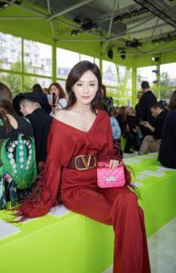 ​秦岚最新尖叫之夜写真曝光：红裙魅力与魔鬼身材引人注目