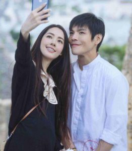 ​豪门背后的代价：向佐与郭碧婷的爱情博弈