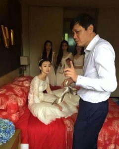 ​范志毅前妻罕见亮相！时尚穿搭展现自信魅力，与女儿似姐妹