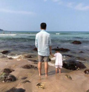 ​汪小菲畅玩旱冰，父女情深显温馨