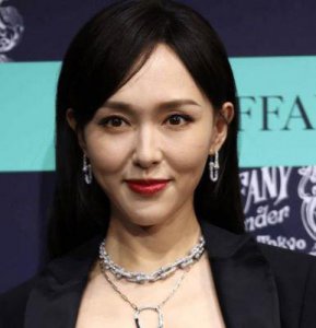 ​唐嫣新剧《独身女人》路透图曝光：状态引发网友失望，转型挑战如何？