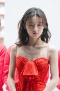 ​一阵不见像变了个人：张子枫高级脸抢镜，与刘涛同框一秒美出圈