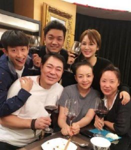 ​蒋雯丽全家法国游：57岁素颜难掩气质，儿子神似张一山与夏雨