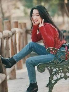 ​杨钰莹53岁穿时髦衣显老，脸部浮肿引人关注