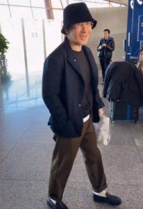 ​48岁刘谦确诊患上肺腺癌，在春晚之后接受开刀手术，小叔近年来也因癌症离世