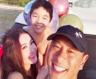 ​54岁于文华丈夫疑曝光，颜值引发关注，网友：一朵鲜花插在牛粪上