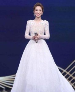 ​颜值与实力并存！电影频道“六公主”主持团队首次共同亮相舞台，各位有何背景