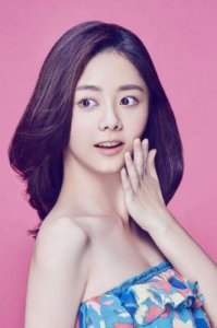 ​谭松韵家庭背景揭秘，从小在单亲家庭中成长？