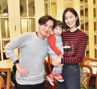 ​王祖蓝的两个女儿逐渐长大，三岁的老大神似父亲，而小女儿则非常漂亮