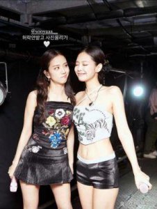 ​金智秀分享与姜涩琪一同前往SM公司经历，称其练习室阳光充足，与YG截然不同