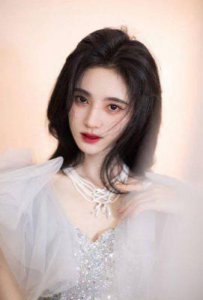 ​鞠婧祎倾心暗恋他8年，迪丽热巴为他心跳加速，这位58岁的他究竟是何方神圣？