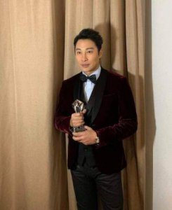 ​香港知名男星低调完婚，生意亏损百万，力挺新工作室再创辉煌