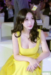 ​谢楠个人简介：因与柳岩区分留短发，她与吴京的恩爱程度令人羡慕
