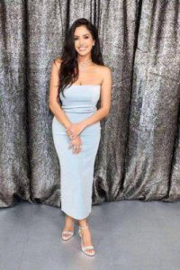 ​科比妻子瓦妮莎分享近照，41岁风韵犹存，女儿身材火辣媲美卡戴珊