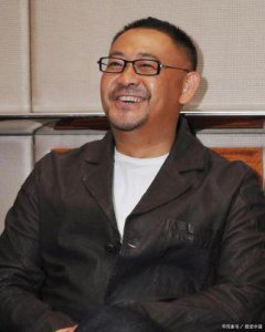 ​姜文同母异父的弟弟姜武，曾为了出演角色深入精神病院体验生活，与妻子携手共