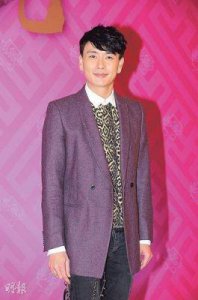 ​香港著名男演员黄宗泽表示自己目前没有结婚打算，并透露母亲并不急于抱孙子