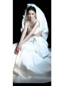 ​太子妃张天爱展现性感魅力，肌肤白皙容貌美丽身材火辣