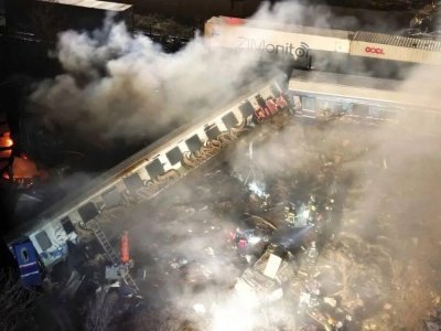 ​两火车迎头相撞已致40人身亡，现场视频曝光惨如灾难片，亲历者述说那噩梦10秒
