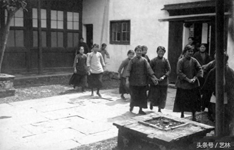 老照片揭秘真实的“金陵十三钗”，比电影里还悲惨