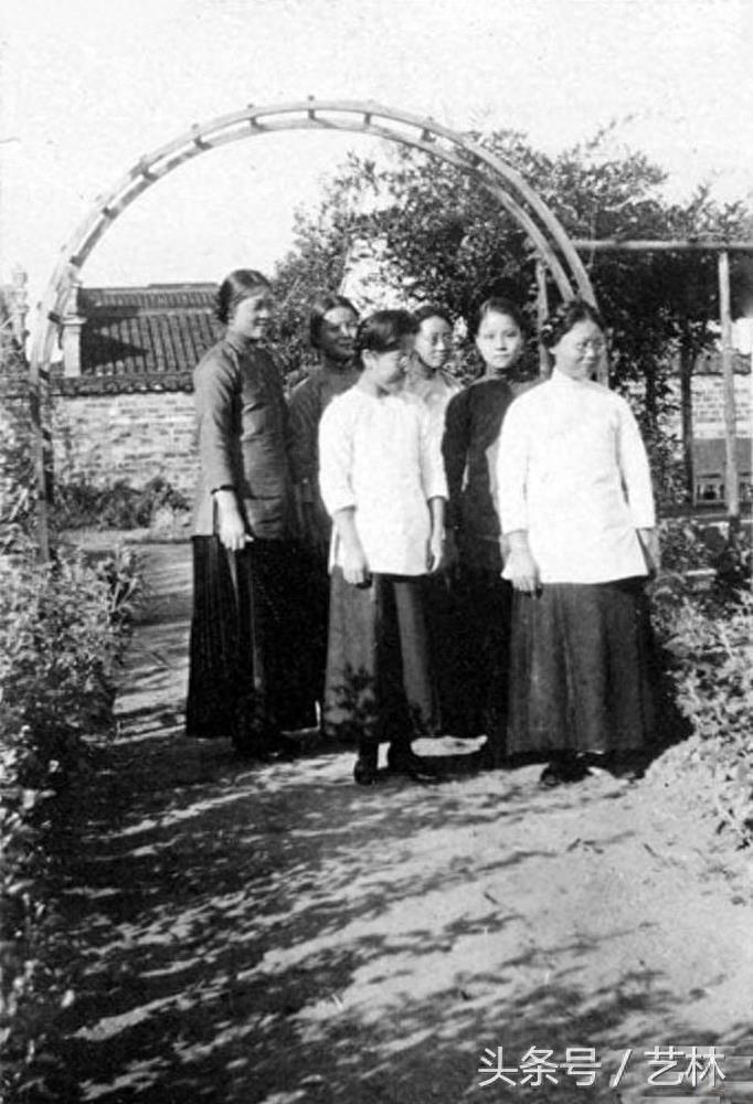 老照片揭秘真实的“金陵十三钗”，比电影里还悲惨