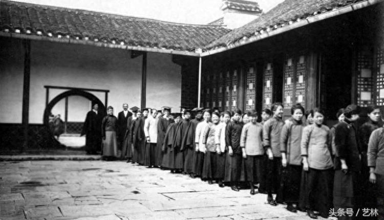 老照片揭秘真实的“金陵十三钗”，比电影里还悲惨