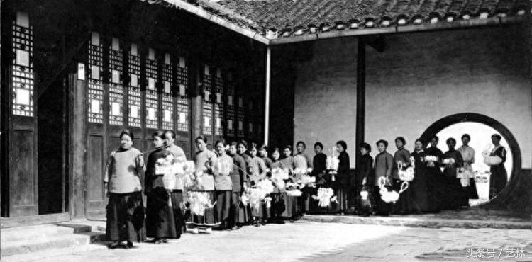 老照片揭秘真实的“金陵十三钗”，比电影里还悲惨