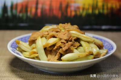 ​五花肉熬“白不老”豆角，从小吃到大的味道，一碗米饭不够吃