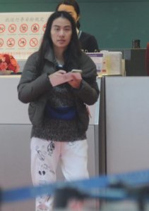 ​叶璇素颜打扮休闲机场无人识 女星化妆如换脸你认得谁