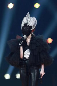 ​《蒙面唱将》不会游泳的鱼揭面，“绯闻男友”现身合唱《倒带》