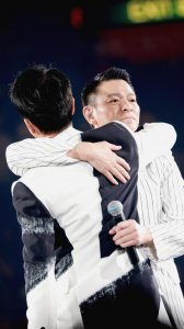 ​好惊喜！刘德华现身李克勤演唱会 都是不老男神