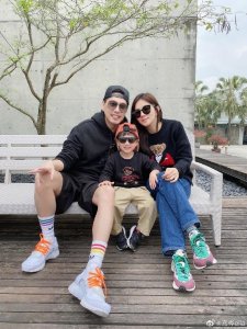 ​Ella晒温馨亲子合照 一家三口好幸福