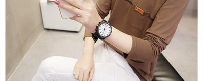 ​巧克力色上衣配什么颜色裤子