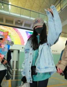 ​杨幂被堵机场三小时(港媒曝杨幂欲争女儿抚养权)
