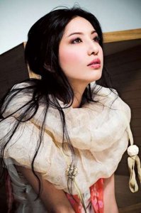 ​郑希怡掉抹胸事件是怎么回事？
