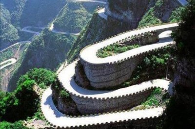 ​仿如天堑的道路，超级越野也得减速，有没有心跳的感觉？