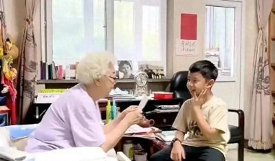 ​96岁田华获得至高荣誉，家中四人患癌，一生清贫还住着破旧老房子