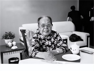 ​85岁的薛明一定要参加儿子贺鹏飞遗体告别，一段话让人泪奔
