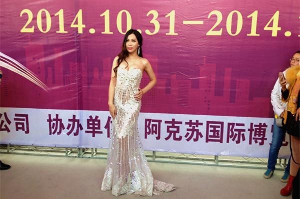 车模莫露露火辣献艺引人潮（莫露露阿克苏车展现场 ）