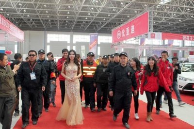 ​车模莫露露火辣献艺引人潮（莫露露阿克苏车展现场 ）