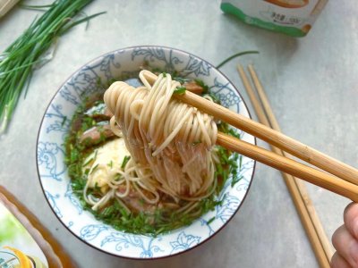 ​早餐来碗十分钟搞定的清汤挂面，做法简单省时，口感清爽又营养