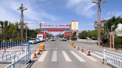 ​甘肃西北边陲小县，面积很大人口不多，县城别墅最耀眼