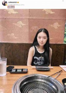 ​哈文晒与女儿吃烤肉照片，20 岁法图麦神似李咏