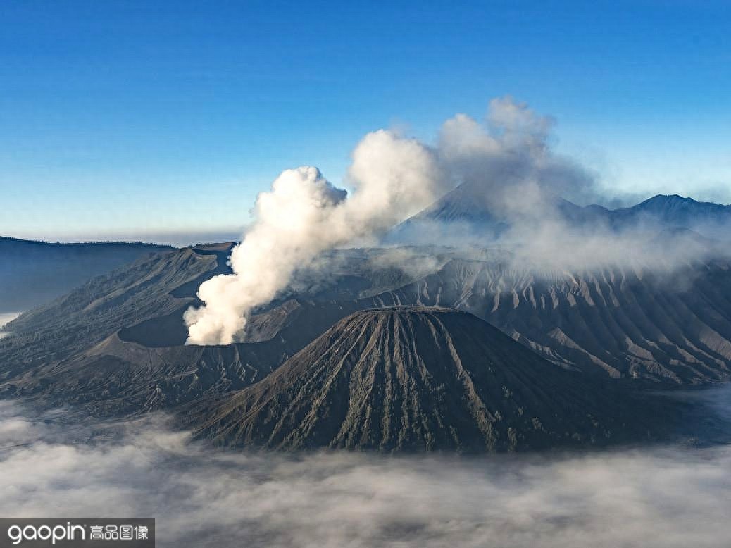 布罗莫火山，腾格尔山中心的一座活火山，印尼最为壮观的风景之一