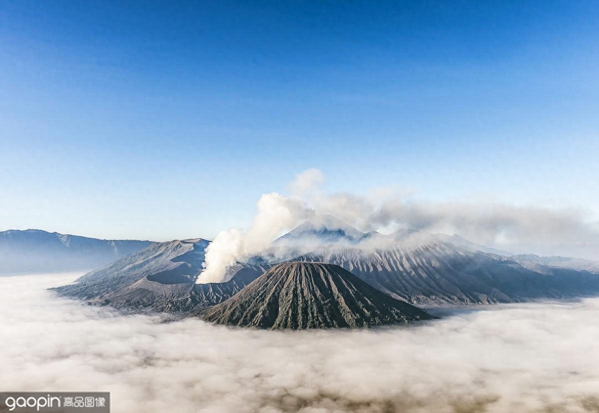 布罗莫火山，腾格尔山中心的一座活火山，印尼最为壮观的风景之一