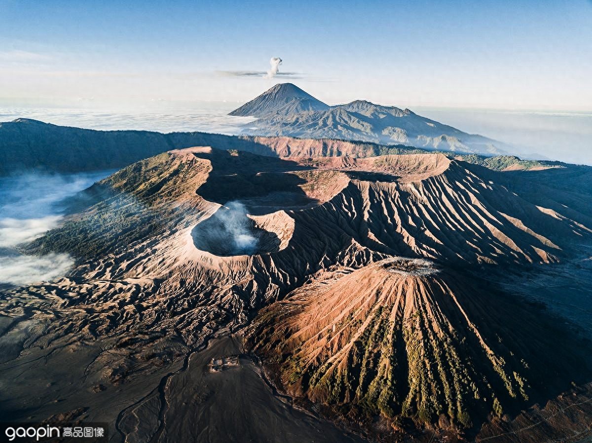 布罗莫火山，腾格尔山中心的一座活火山，印尼最为壮观的风景之一