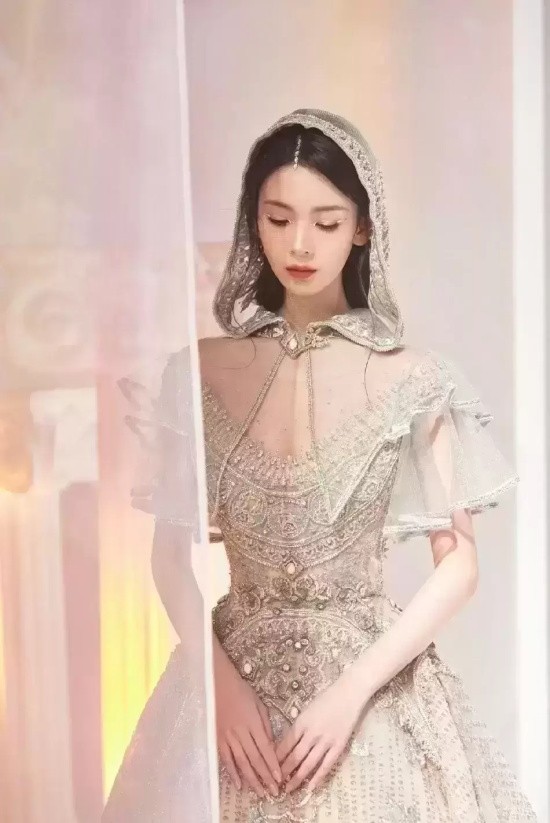 陈瑶穿长纱裙复古写真，梦回萌妹岳绮罗